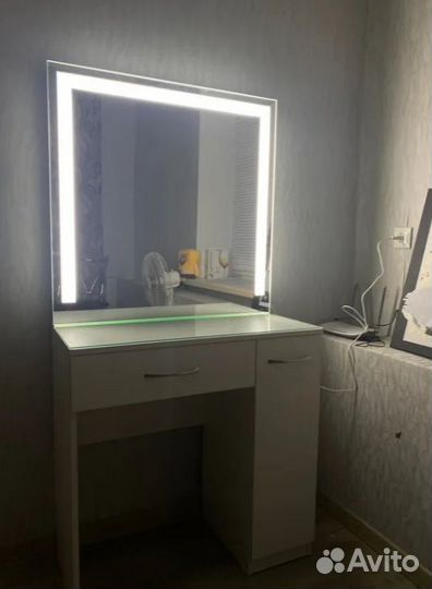 Столик туалетный с тумбой и LED светом