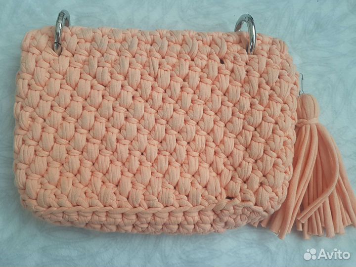 Сумка клатч персикового цвета из пряжи