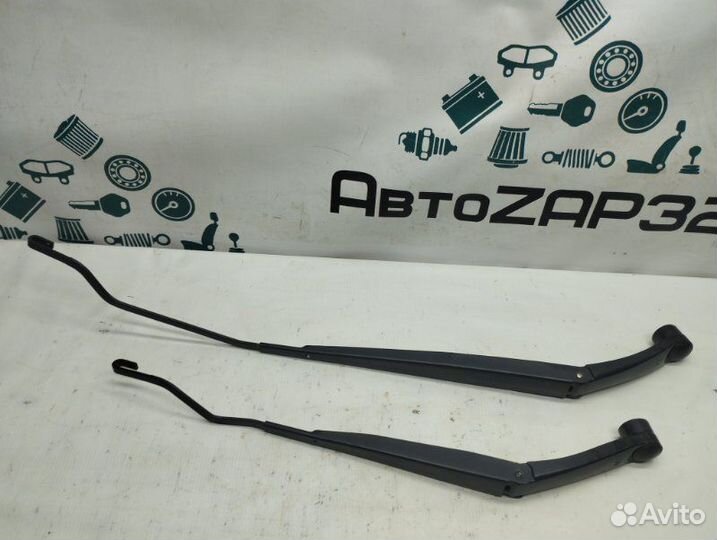 Поводок дворника Hyundai Solaris седан G4FC 2011