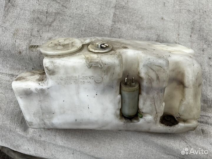 Бачок омывателя Mercedes W126