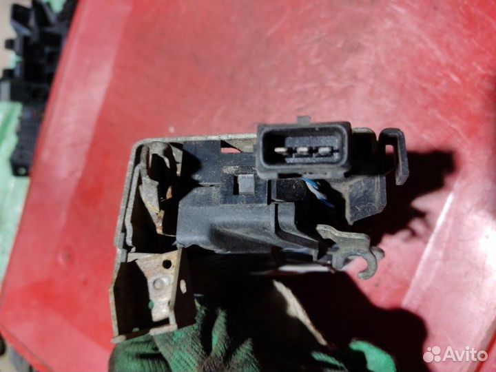 Замок двери передний правый Audi 100 седан 2.3 AAR