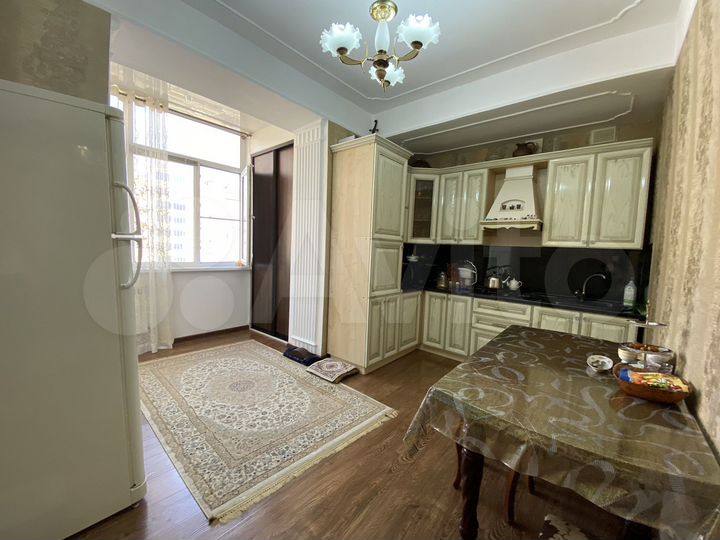 2-к. квартира, 81 м², 8/10 эт.