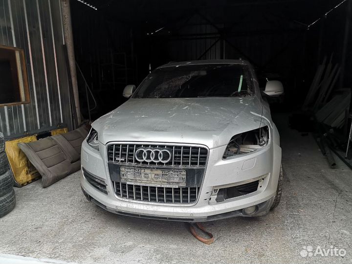 Подлокотник зад.прав. двери Audi Q7 4L