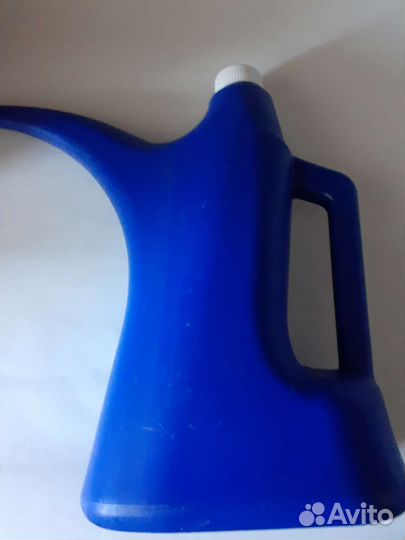 Горшки и лейка для цветов