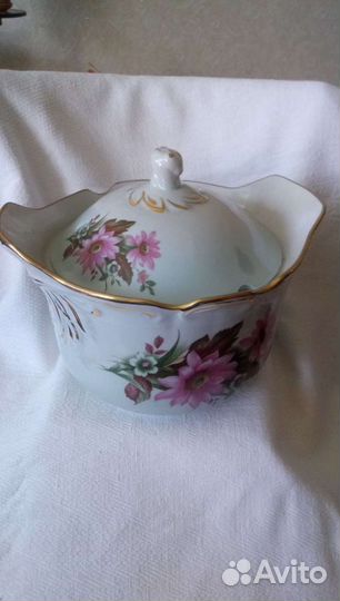 Супница с крышкой