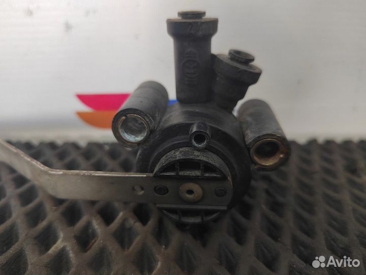 41211335 Кран уровня пола кабины