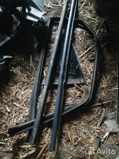 Opel Astra H стекло с молдингами