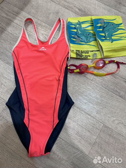 Купальник, очки и нарукавники