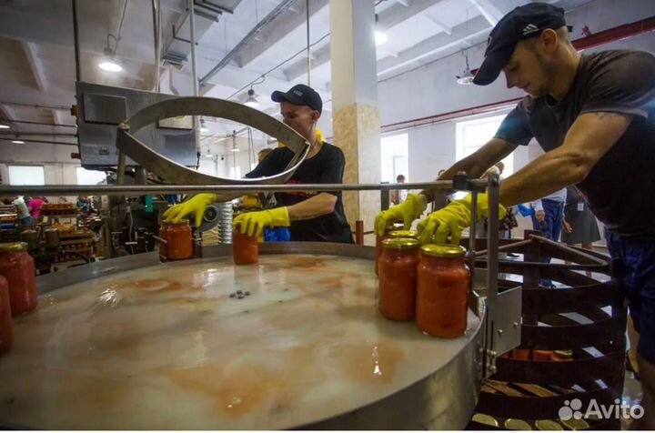 Сотрудник на консервную фабрику