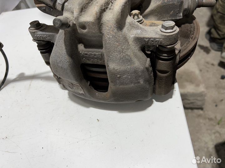 Суппорт передний правый Peugeot 308