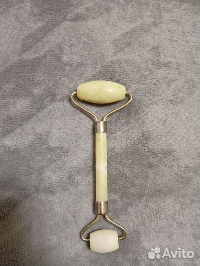 Нефритовый роликовый массажёр для лица и шеи