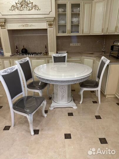 Круглый стол и стулья