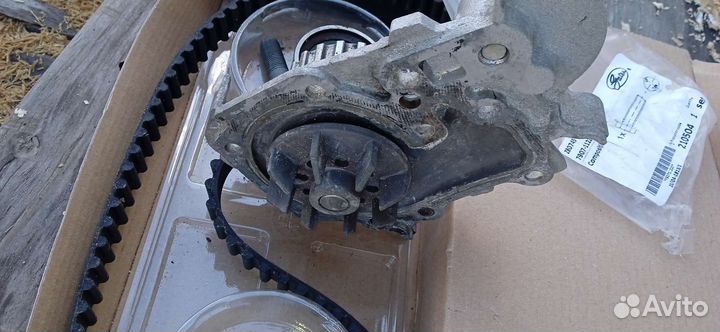 Помпа renault logan1