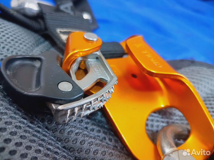 Страховочная привязь Petzl Avao Bod Croll Fast 2р