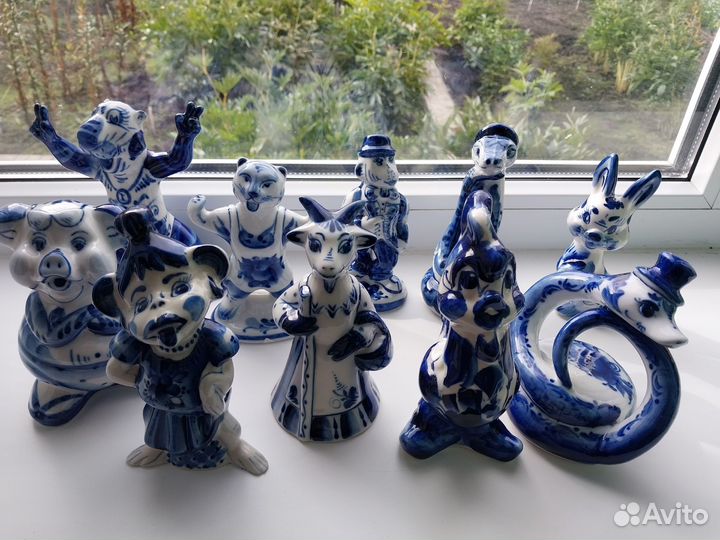 Статуэтки гжель обезьяна,петух,тигры,заяц и др