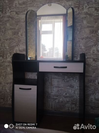 Трюмо с зеркалом