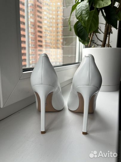 Белые туфли на каблуке Vitacci