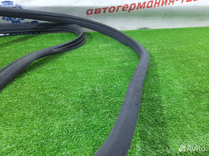 Уплотнитель двери передний Mercedes E320 W211