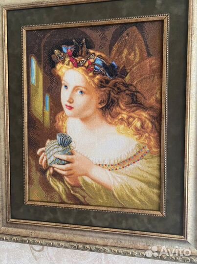 Вышитая крестиком картина ручной работы в рамке