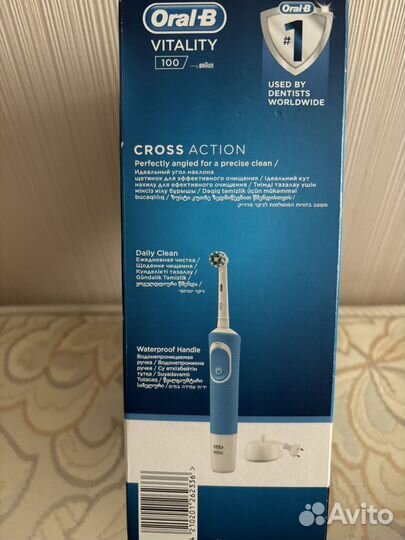Электрическая зубная щетка Oral-B CrossAction D100
