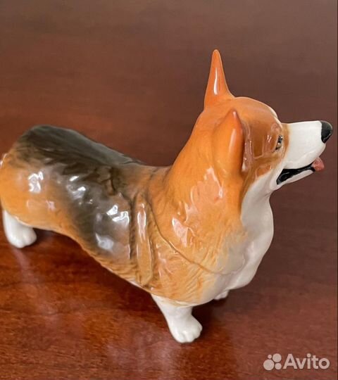 Фарфоровые статуэтки собаки породы вельш- корги
