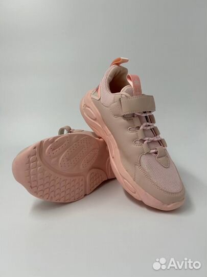 Кроссовки новые женские