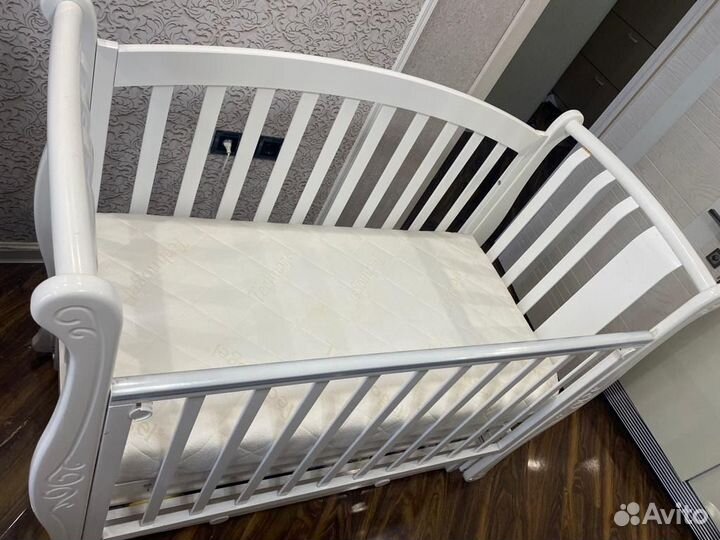 Детская кроватка с маятником и ящиком