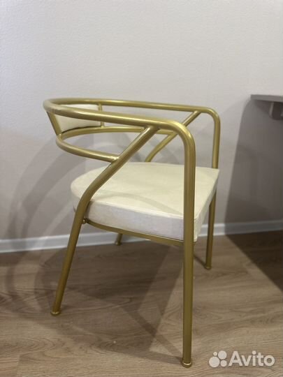 Стул золотой