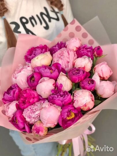 Яркий букет цветов из 27 розовых пионов