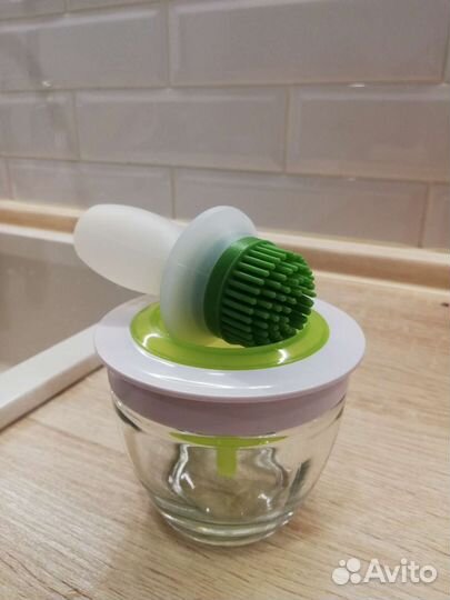 Ёмкость для масла с кисточкой