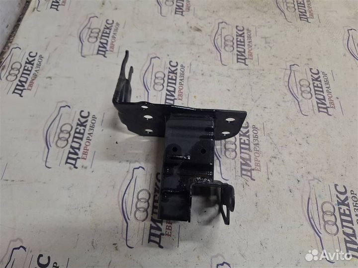 Кронштейн усилителя переднего бампера правый Audi