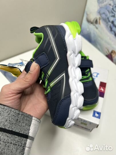 Кроссовки новые котофей 25 размер