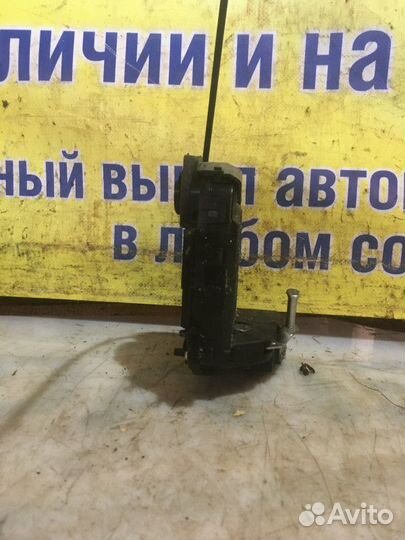 Замок двери задний левый Toyota Yaris