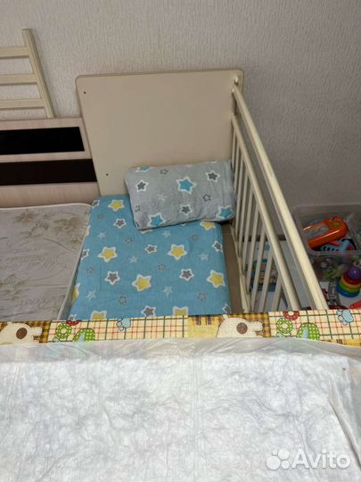 Детская кроватка с маятником и ящиком