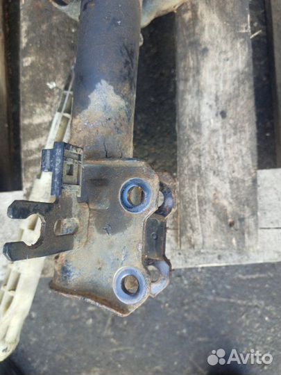 Стойка подвески передняя левая Opel Astra H Z17DTH