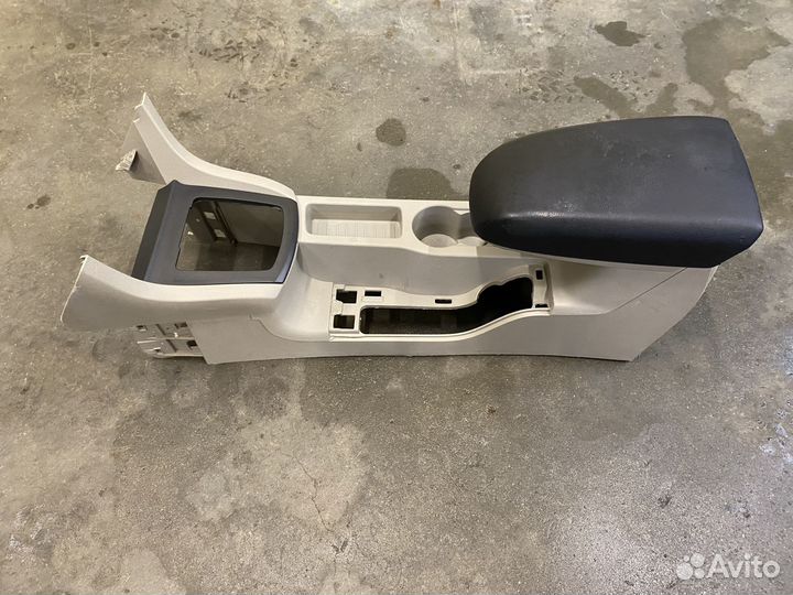 Консоль с подлокотником Ford Focus 2 бежевый салон