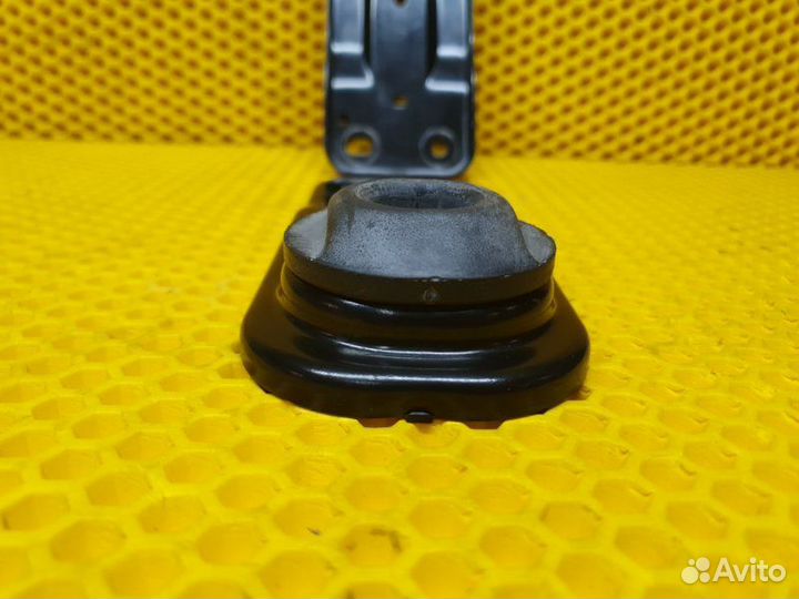 Кронштейн радиатора Ford Mustang VI N48H 2017