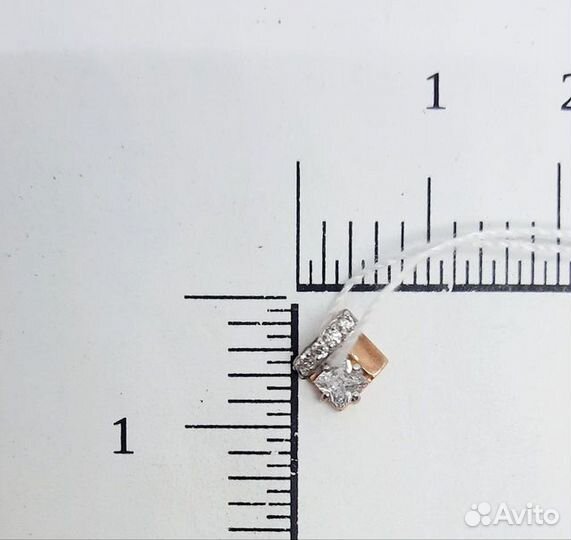 Золотая подвеска с фианитом