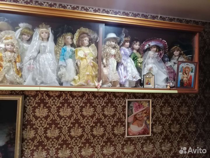 Фарфоровые куклы и полки