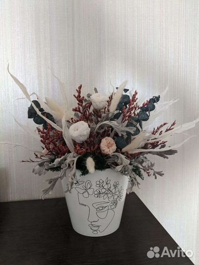 Композиция из сухоцветов в вазе