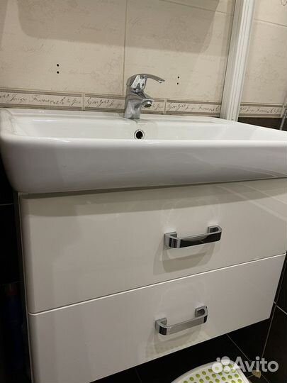 Раковина в ванную комнату со смесителем