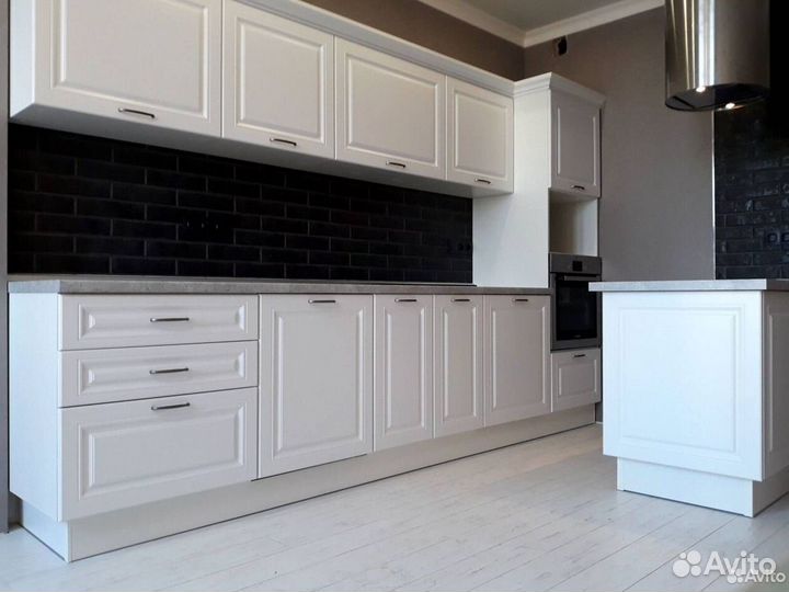 Кухня с каменным островом