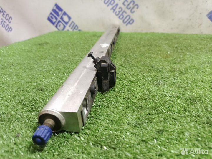 Топливная рампа Volvo S40 седан 2.4 B5244S 2008