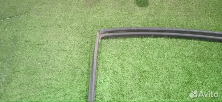 Уплотнитель стекла двери задний правый Nissan