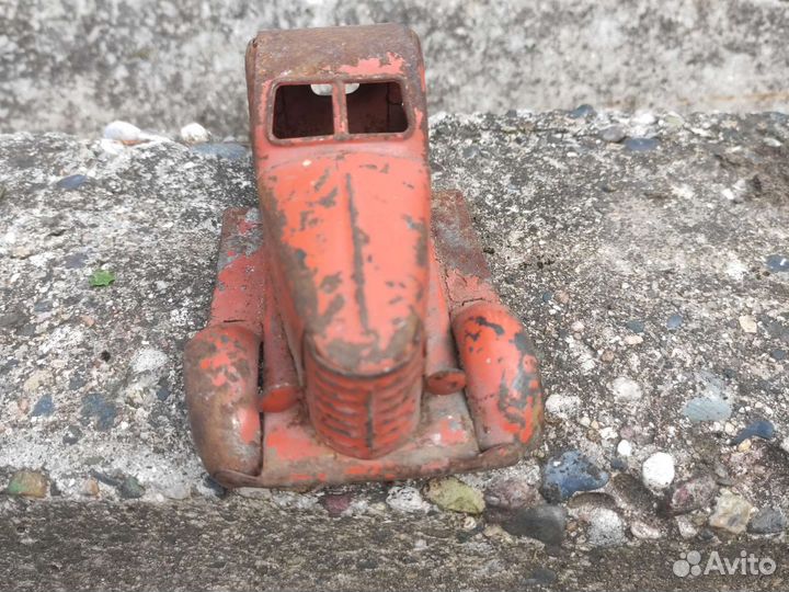 Игрушечная машина