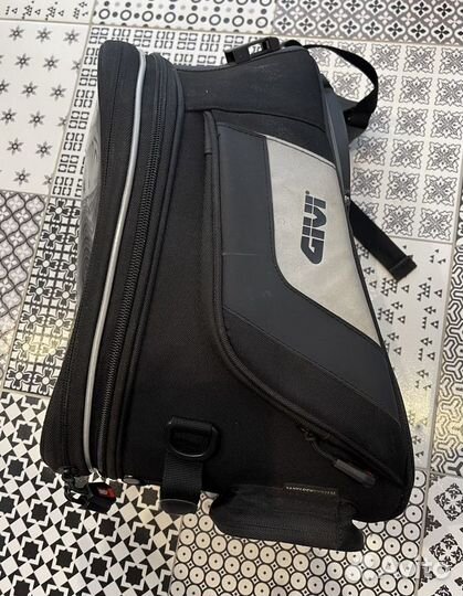 Сумка на бак Givi XS 320 для Africa Twin