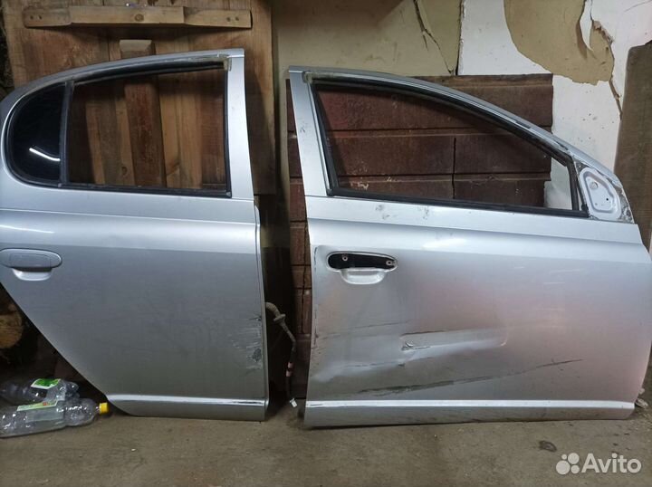 Двери правые Тойота vitz