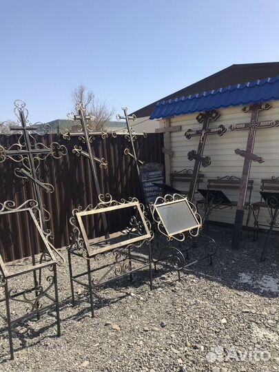 Кресты металические и деревянные на кладбище