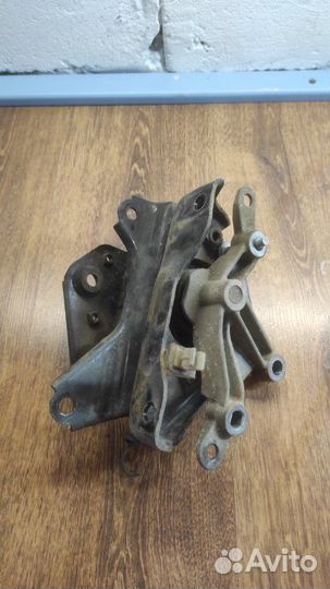 Подушка МКПП передняя левая Nissan Primera P 12