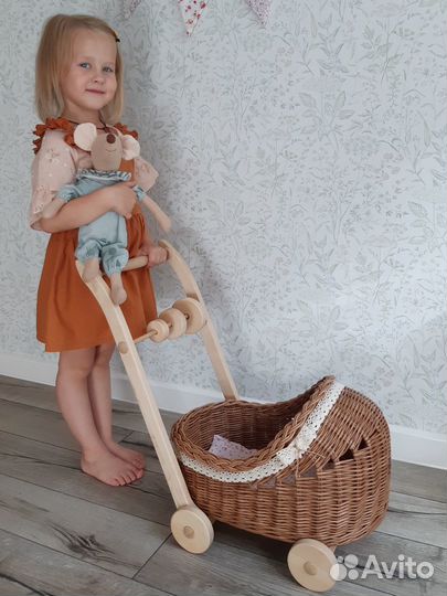 Коляска для кукол плетеная